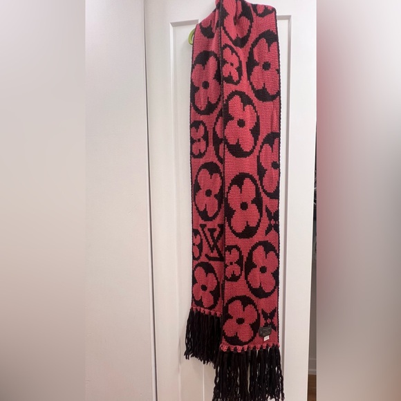 Louis Vuitton Stole - Picture 1 of 6